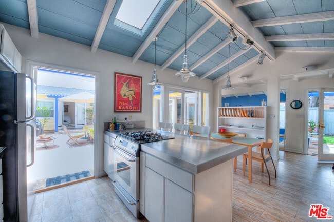 Building Photo - 8176 La Jolla Shores Dr