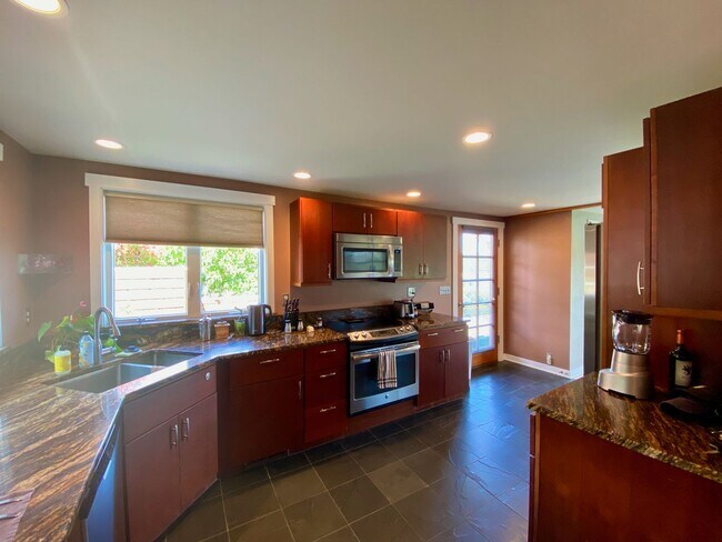 Building Photo - Term Rental in Town with Harbor View