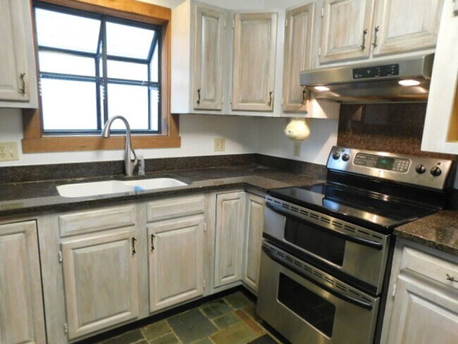 Building Photo - 20 Toppin Dr