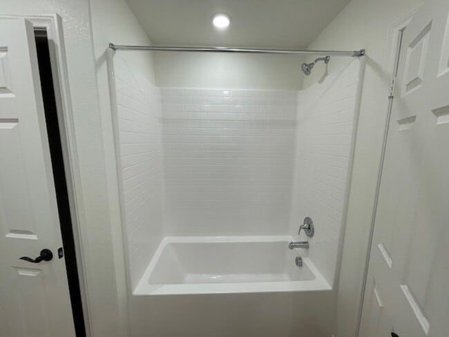 Building Photo - Newer Condo Over 2000 sq feet in Ontario
