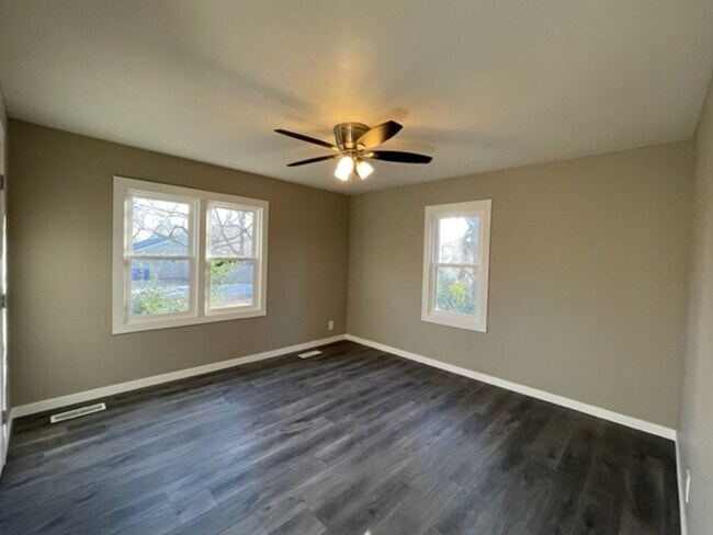 Building Photo - HUGE SHOP!  Updated 3 bedroom home in great location close to Mercy