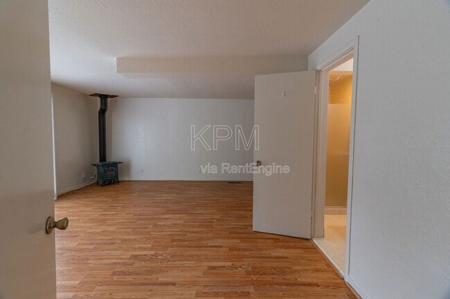 Building Photo - 966 W Mariposa Ave