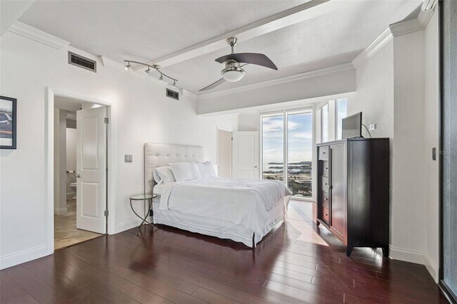 Building Photo - 1 Beach Dr SE