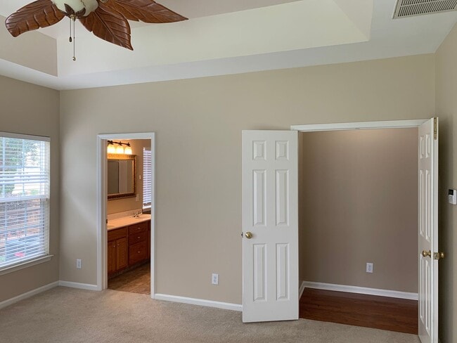 Building Photo - Move-in Ready 5 bedroom, 3.5 bath house lo...