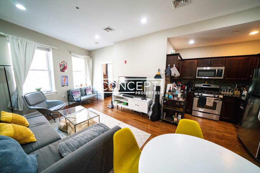 Building Photo - 493 Commonwealth Ave