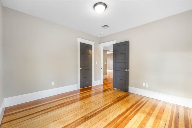 Building Photo - 22 Clarendon Ave