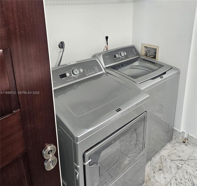 Building Photo - 16400 Collins Ave