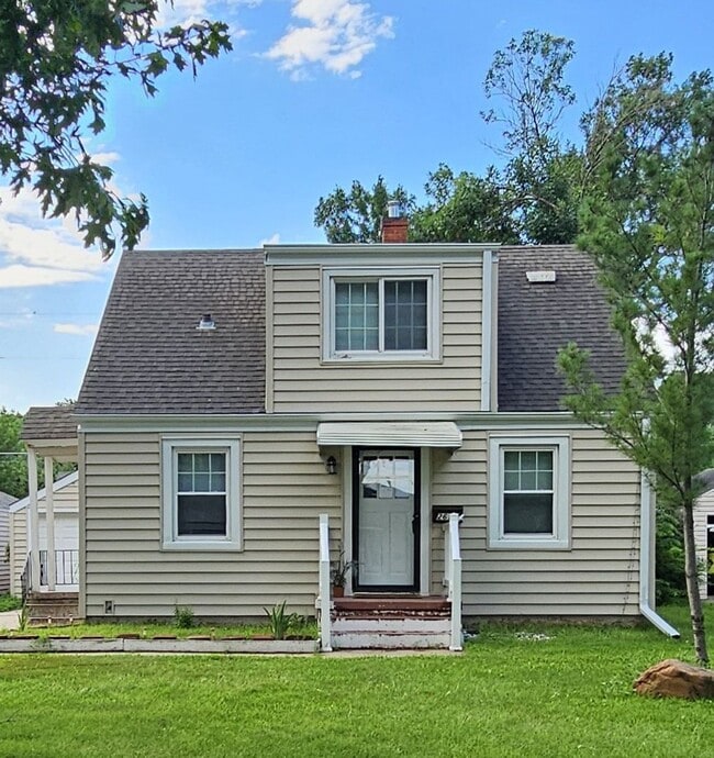 Primary Photo - 4 Bedroom House for rent