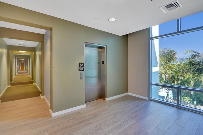 Building Photo - 365 SE 6th Ave