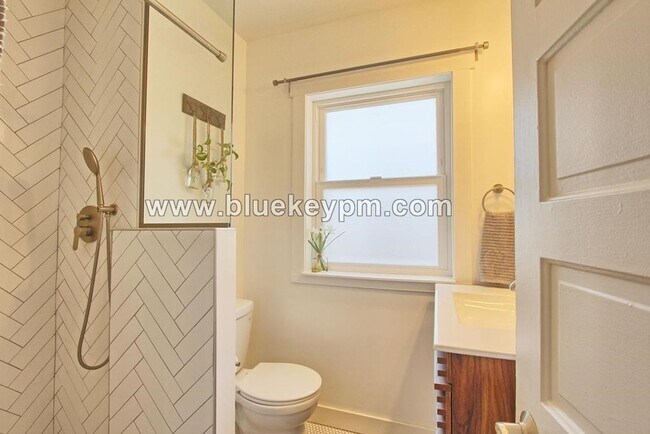 Building Photo - 3 Bed, 2 Bath Home Near McMenamins Kennedy School in NE Portland
