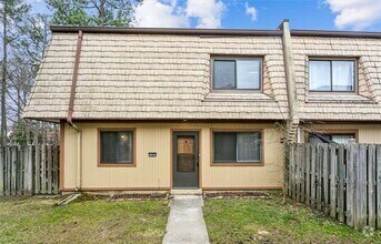 Building Photo - Remodeled Townhouse Ready for A New Tenant