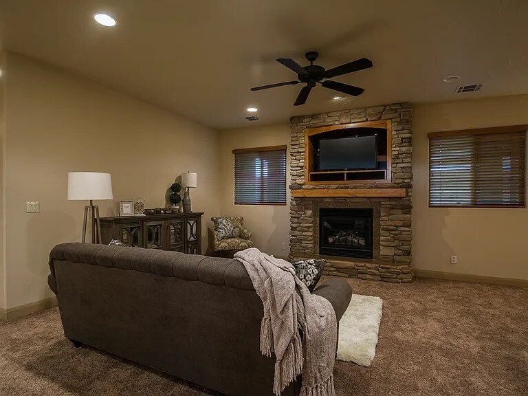 Living room - 2819 S Grass Valley Dr