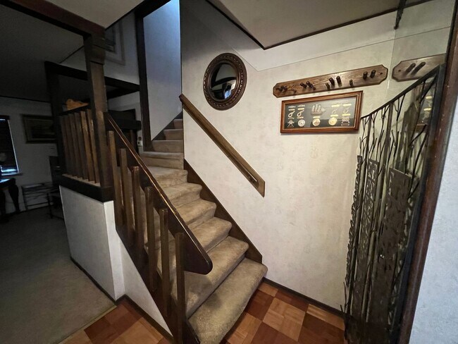 Building Photo - Large furnished 4 bedroom home with 2 car ...