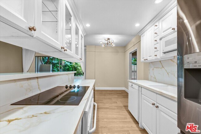 Building Photo - 1131 Alta Loma Rd