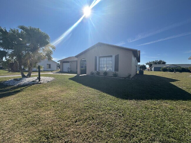 Building Photo - Charming 2-Bed, 2-Bath Retreat in Port Charlotte!