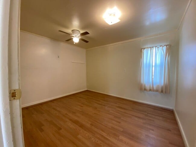 Building Photo - 2 bedroom 1 bath cottage