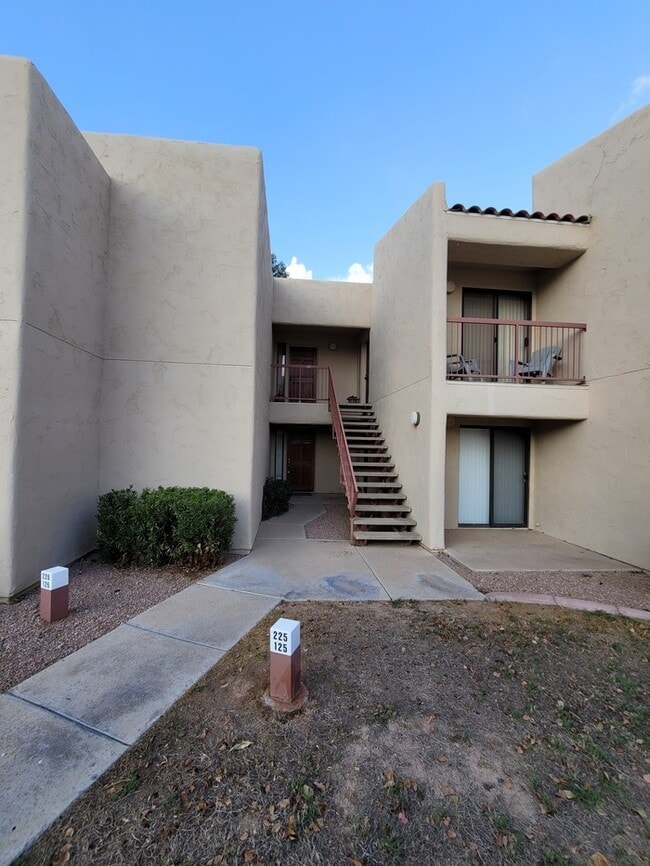 Building Photo - Updated 2/2 condo with 2 master bedrooms!