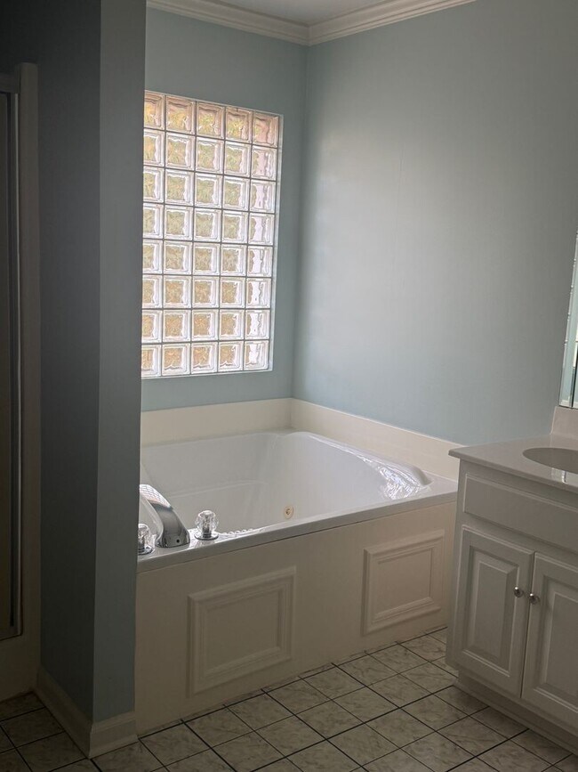 Building Photo - 3 Bedroom, 2 Bathroom - Florence, AL * Forest Hills Community *