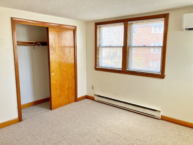 Building Photo - Available July 1st! - Cozy 1-Bedroom Gem in Quincy