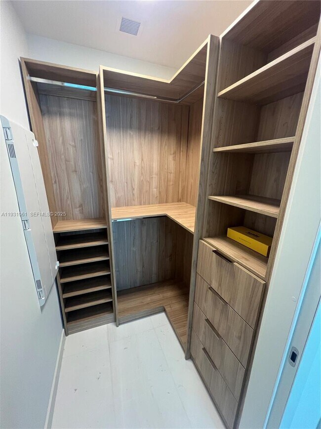 Building Photo - 300 Biscayne Blvd Way