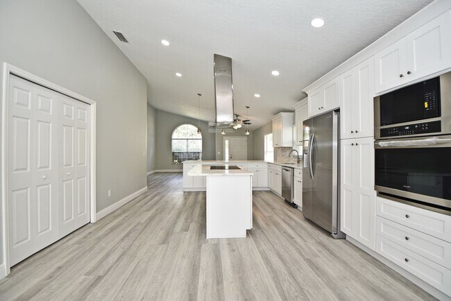 Building Photo - Beautiful Home in Alafaya Woods Totally Remodeled