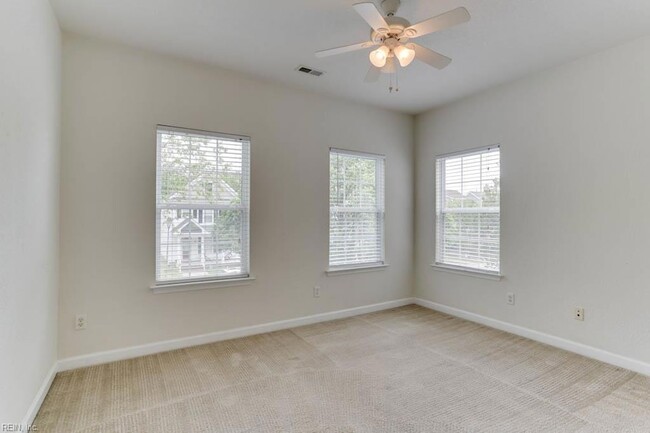 Building Photo - 528 Normandy St