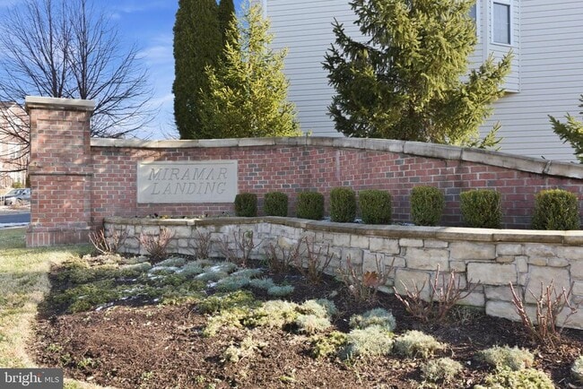 Building Photo - 886 Lowe Rd