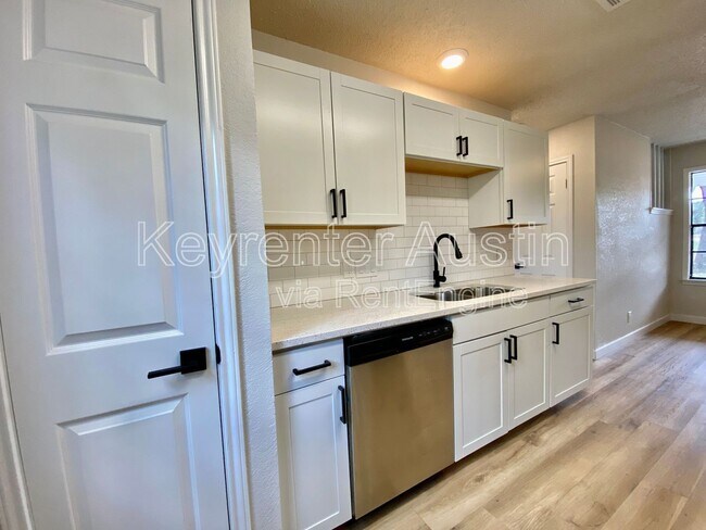 Building Photo - 410 Twin Oak Trail