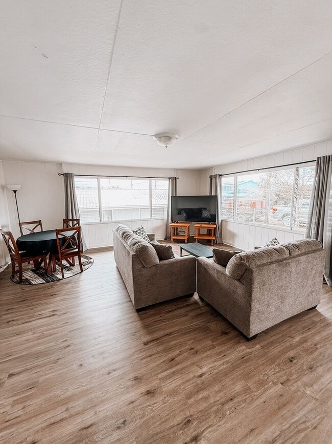 Building Photo - Furnished & Well-Maintained Plantation Hom...