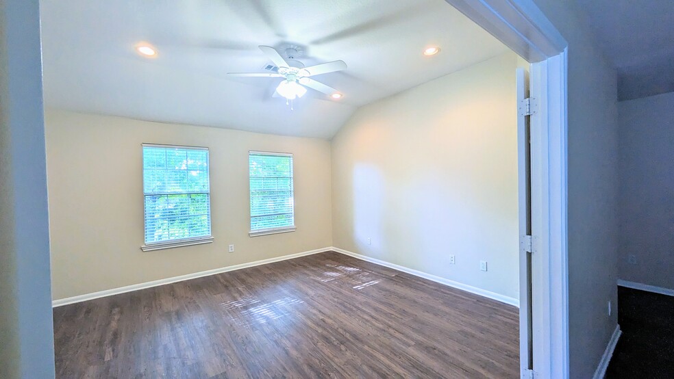 Building Photo - 2114 Hawks Rd