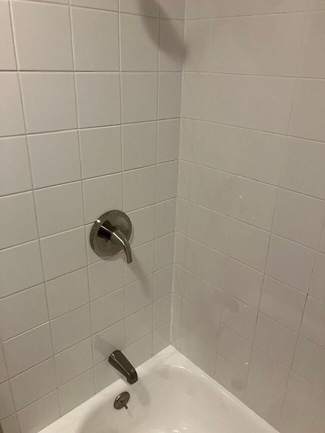 Building Photo - Spacious 4 bedroom 1.5 bath ranch Eastwood