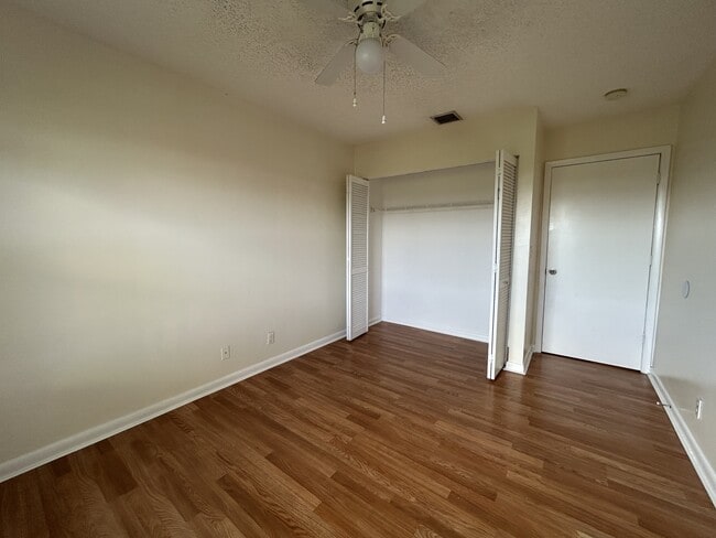 Building Photo - 910 Cypress Way E