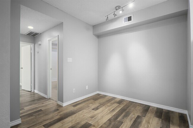 Building Photo - 7065 N Holiday Dr