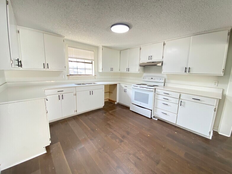 Spacious Kitchen - 215 Folly Beach Dr