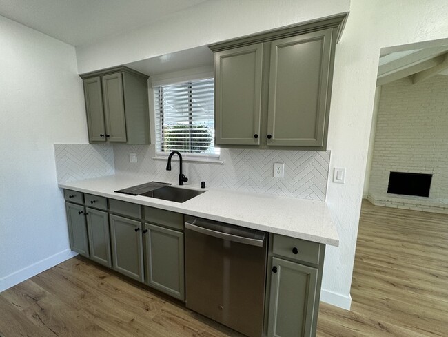 Building Photo - Beautiful 2 Bedroom 1 Bathroom for Rent in...