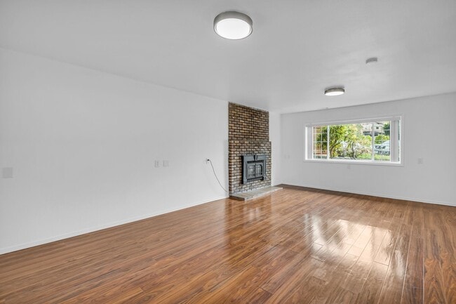 Building Photo - Three bedroom plus bonus room, and 2.5 bat...