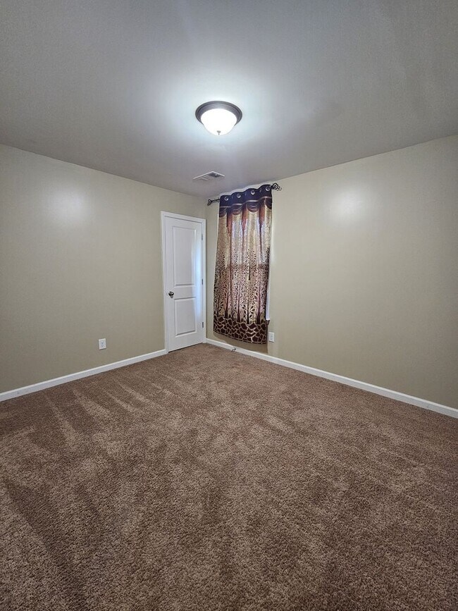 Building Photo - Great Home With Garage Parking Near Downto...