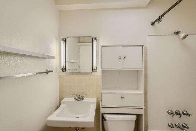 Building Photo - Amazing Open-Concept 1 Bedroom with Skylight in the Heart of Madison Park!
