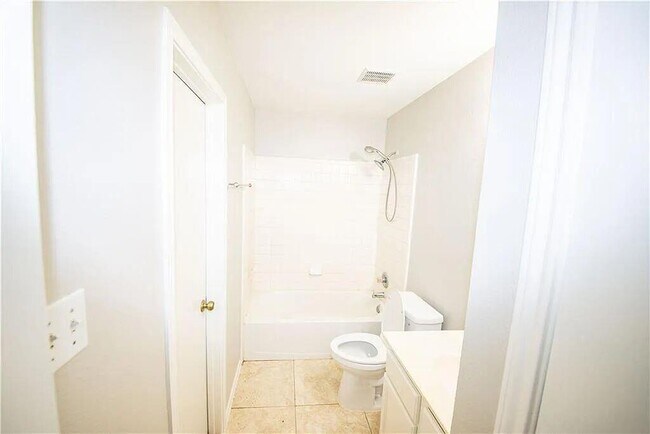 Building Photo - 2208 Bluebonnet Dr