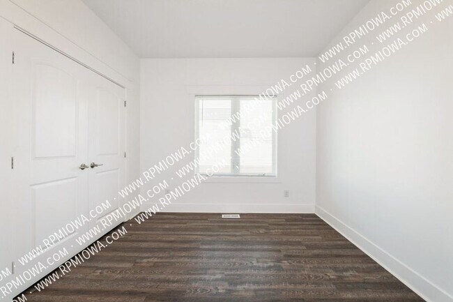 Building Photo - 1408 NW Spruce Dr