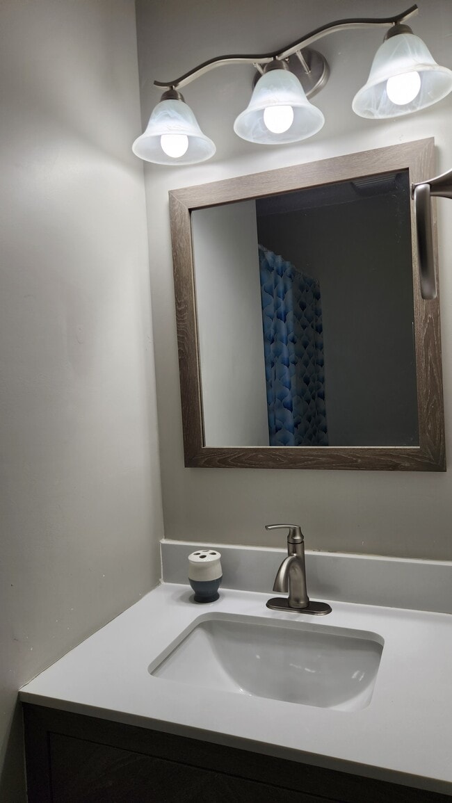 Building Photo - 614 3rd Ave S