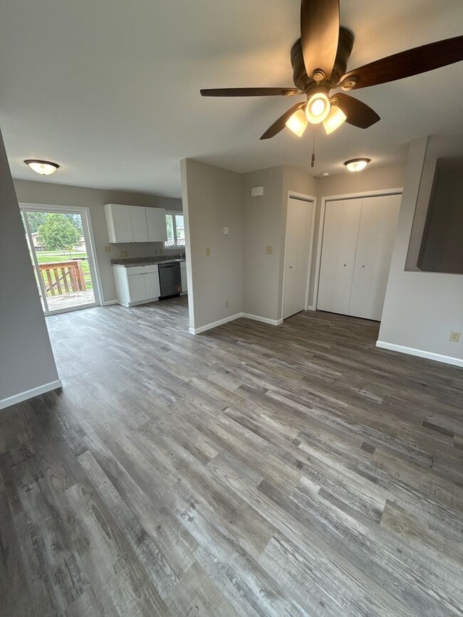 Building Photo - 2 bedroom Town House