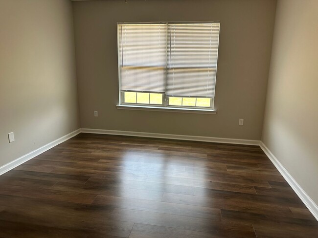 Building Photo - **FALL MOVE-IN SPECIAL: $500 OFF 1st MONTH...