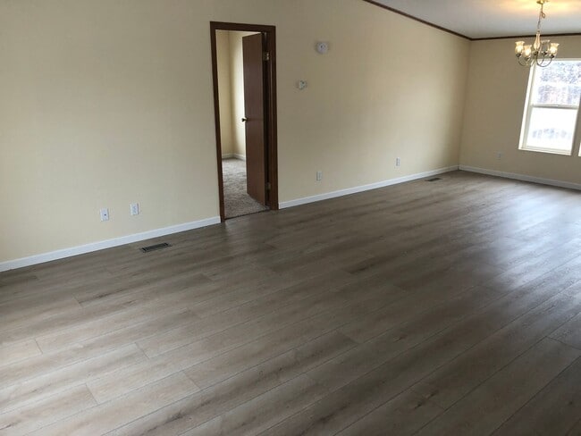 Building Photo - Country living close to town on 1 acre!