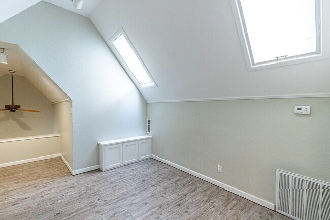 Building Photo - Large 2 story Home
