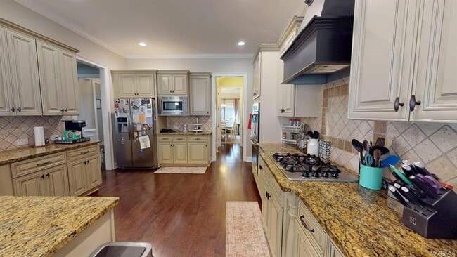 Building Photo - 440 Sydney Dr N