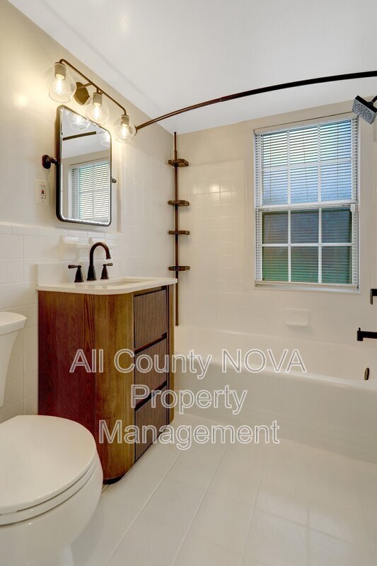 Building Photo - 2405 Arlington Blvd