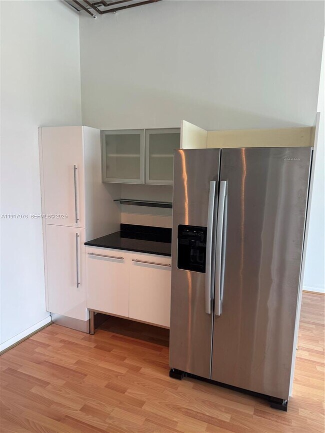 Building Photo - 10 SW South River Dr