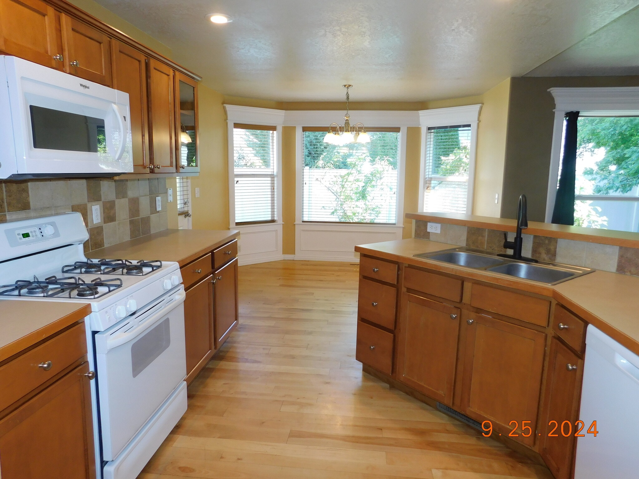 Kitchen - 5282 N Schumann Ave
