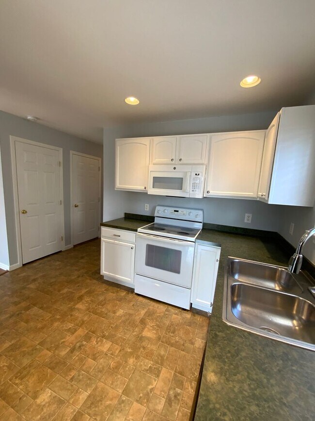 Building Photo - Great town home in Sterling Place